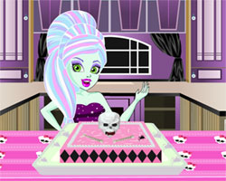 play Monster High Birthday Cake