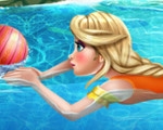 play Elsa At The Swimming Pool