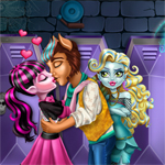 play Draculaura First Kiss