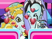 play Monster High Kissing Kissing