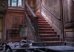 play Abandoned Grand Staircase House Escape