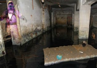 play Rusty Flooded Bunker Escape