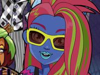 play Monster High Funny Face Creator Kissing