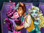 Draculaura'S First Kiss game