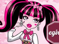 play Draculaura Fashion Dress Up