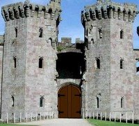 play Super Sneaky Spy Guy - Sneaky Castle