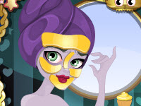 play Ghoulia Freaky Makeover