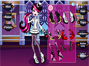 Draculaura In The Castle