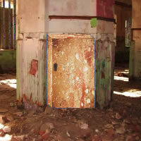 play Collapsed Brick House Escape - Crystals