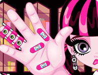 play Draculaura Hand Doctor