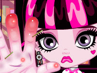 play Draculaura Hand Doctor