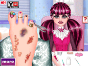 play Draculaura Foot Doctor