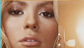 play Shakira’S Photoshoot