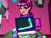 play Draculaura Arm Surgery