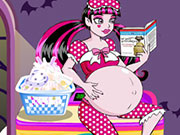 play Pregnant Draculaura Washing Clothes