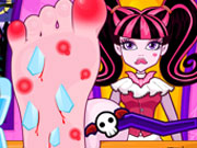 play Draculaura Foot Doctor Kissing