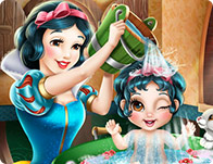 play Snow White Baby Wash