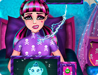 play Draculaura Baby Birth