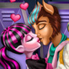 play Draculaura'S First Kiss