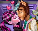 play Draculaura'S First Kiss