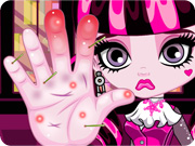 play Draculaura Hand Doctor