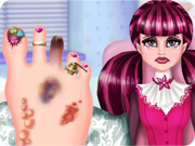 play Draculaura Foot Doctor