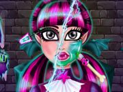play Draculaura Total Makeover