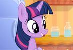 Twilight Sparkle Cooking Red Velvet Cake