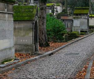 play Eight Escape From Churchyard In Paris
