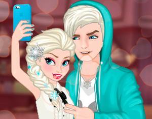 play Frozen Couples Selfie Battle