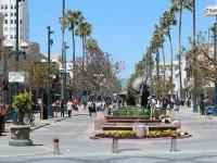 play Sneaky World Tour La