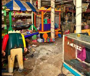 play Eight Abandoned Toy Store And Factory Escape