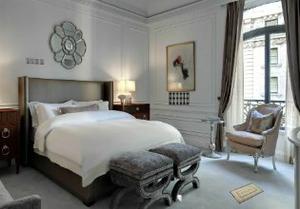 play Famous Suite Rooms Escape