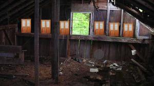 play Abandoned Ancient Barn