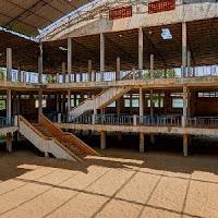 play Abandoned Market Escape