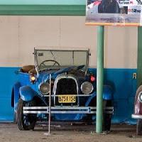 play Abandoned Vintage Car Museum Escape