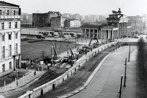 play The Berlin Wall