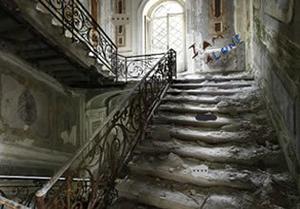 play Suspicious Abandoned Place Escape