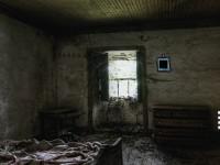 play Midnight Scary Abandoned Room Escape