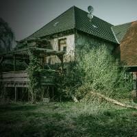 play Ekey Dilapidated Farmhouse Escape