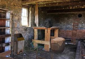 play Abandoned Wooden House Escape